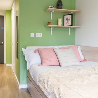 Gold En Suite - Image 1